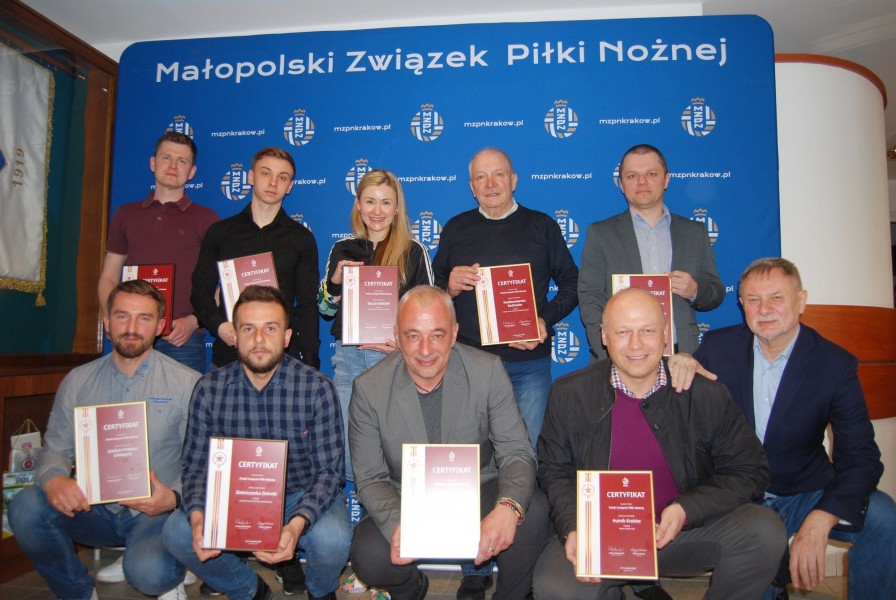 Paweł Palusiński odebrał złoty certyfikat dla AP Hutnik Kraków.